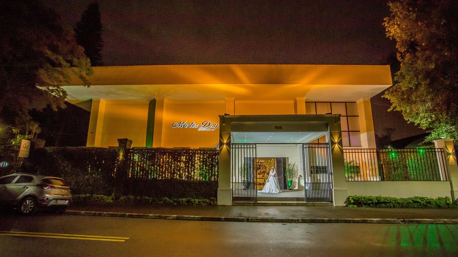 Fachada do espaço à noite