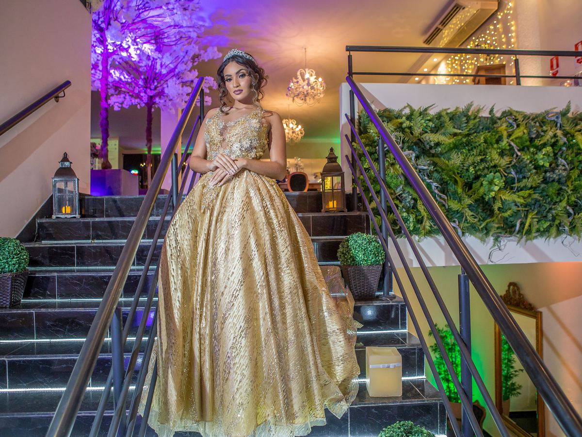 Debutante na escadaria do Buffet Masterday em São Caetano do Sul