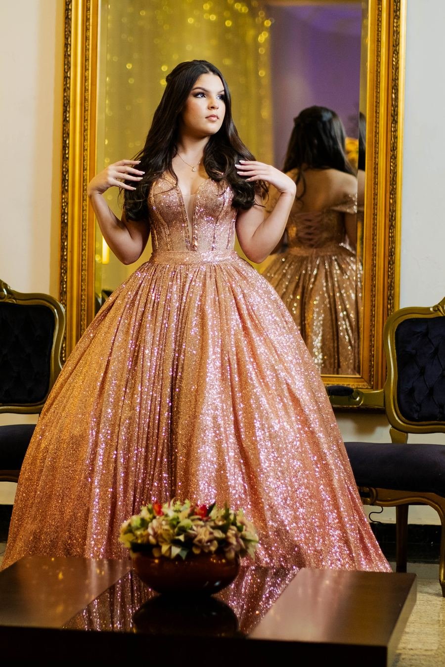 Debutante no camarim com espelho dourado e poltronas