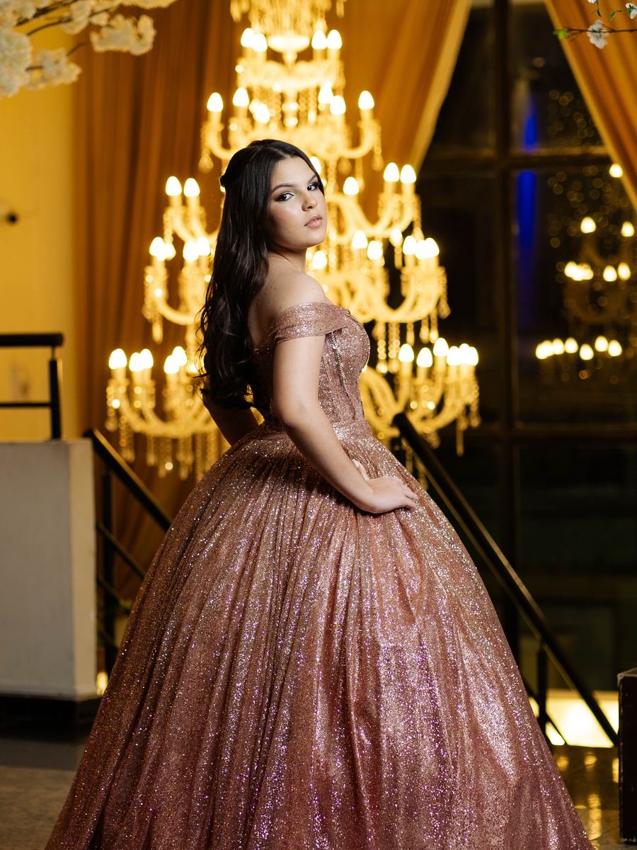 Debutante na escadaria do Buffet Masterday