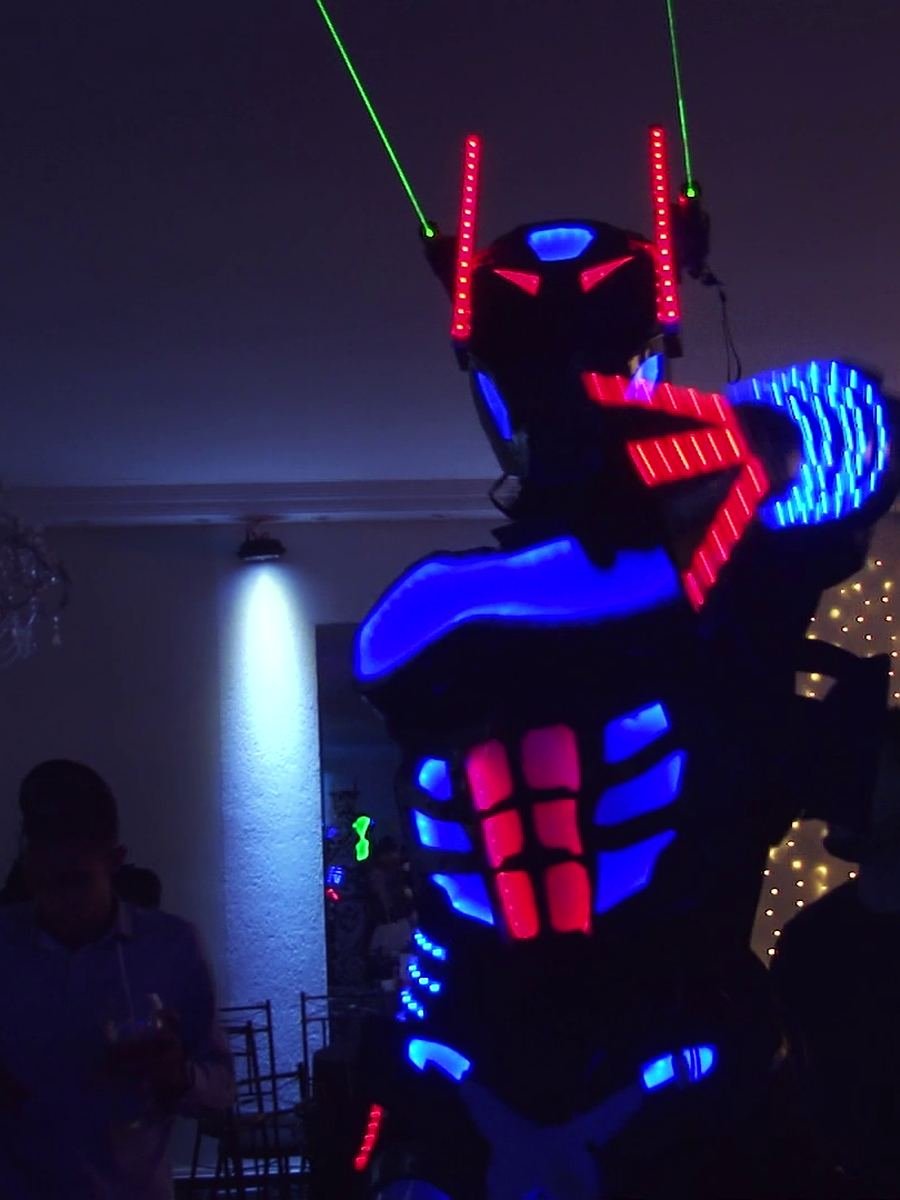 Robô de LED no salão durante a festa de 15 anos