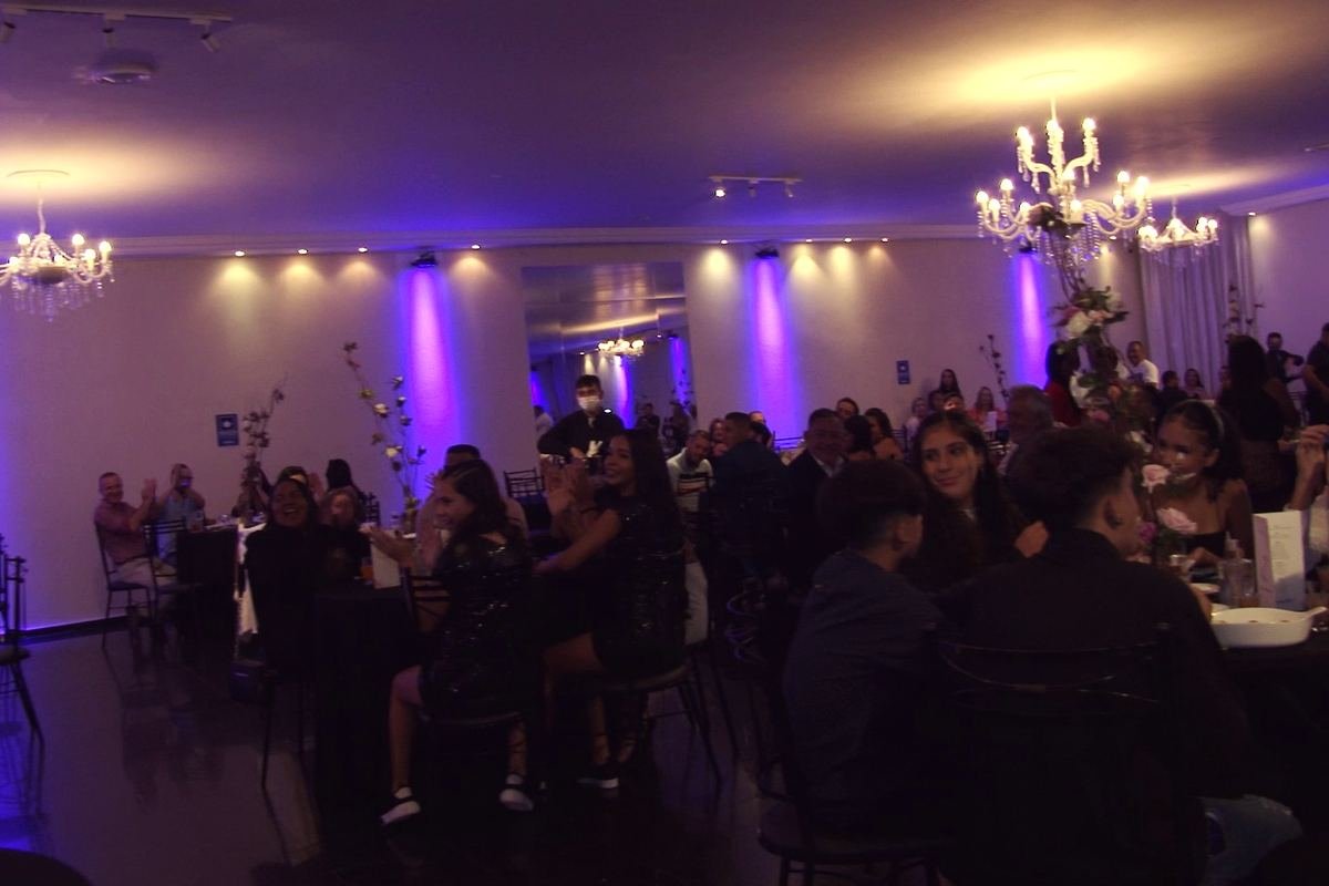 Salão do Buffet Masterday cheio, com mesas postas, durante a festa de 15 anos