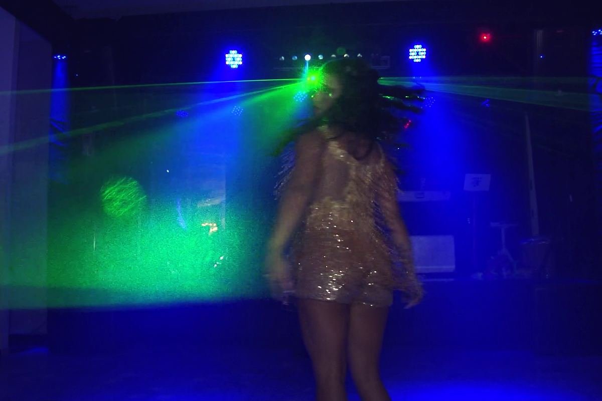 Debutante na pista com luzes cênicas durante a festa de 15 anos