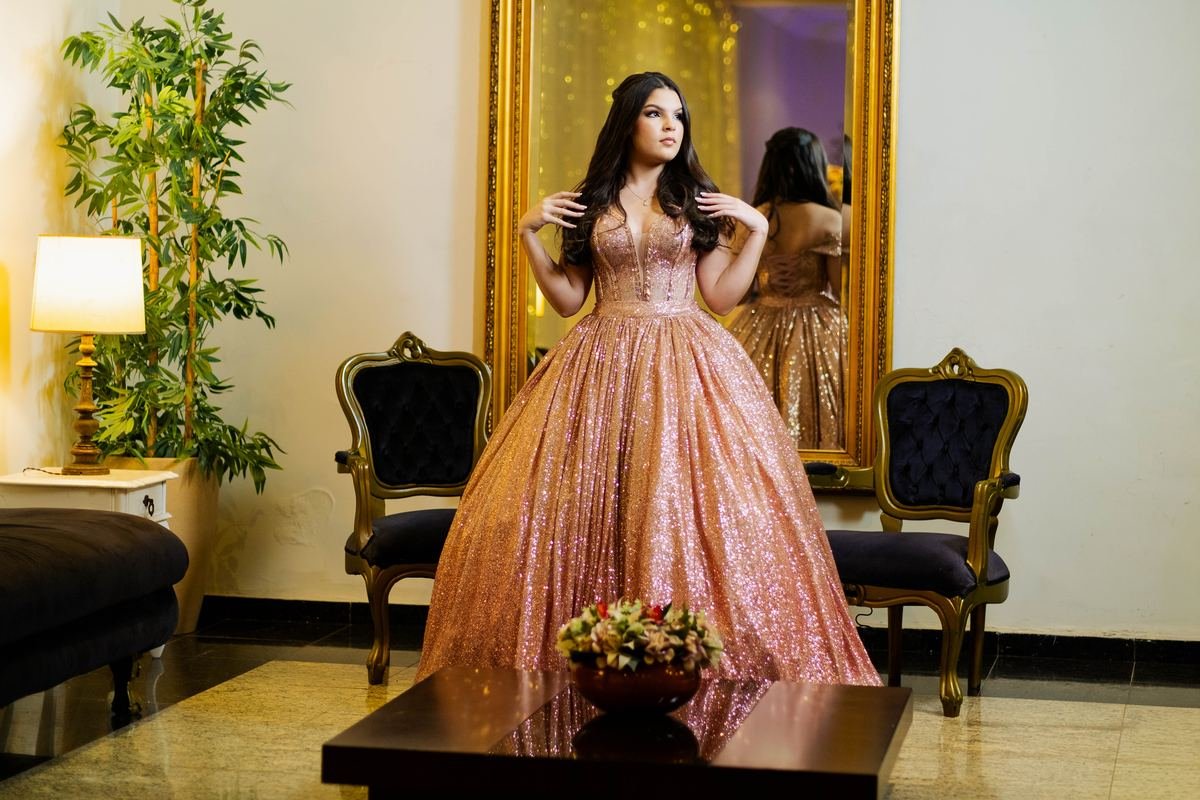 Debutante no camarim do Buffet Masterday, com espelho dourado e poltronas