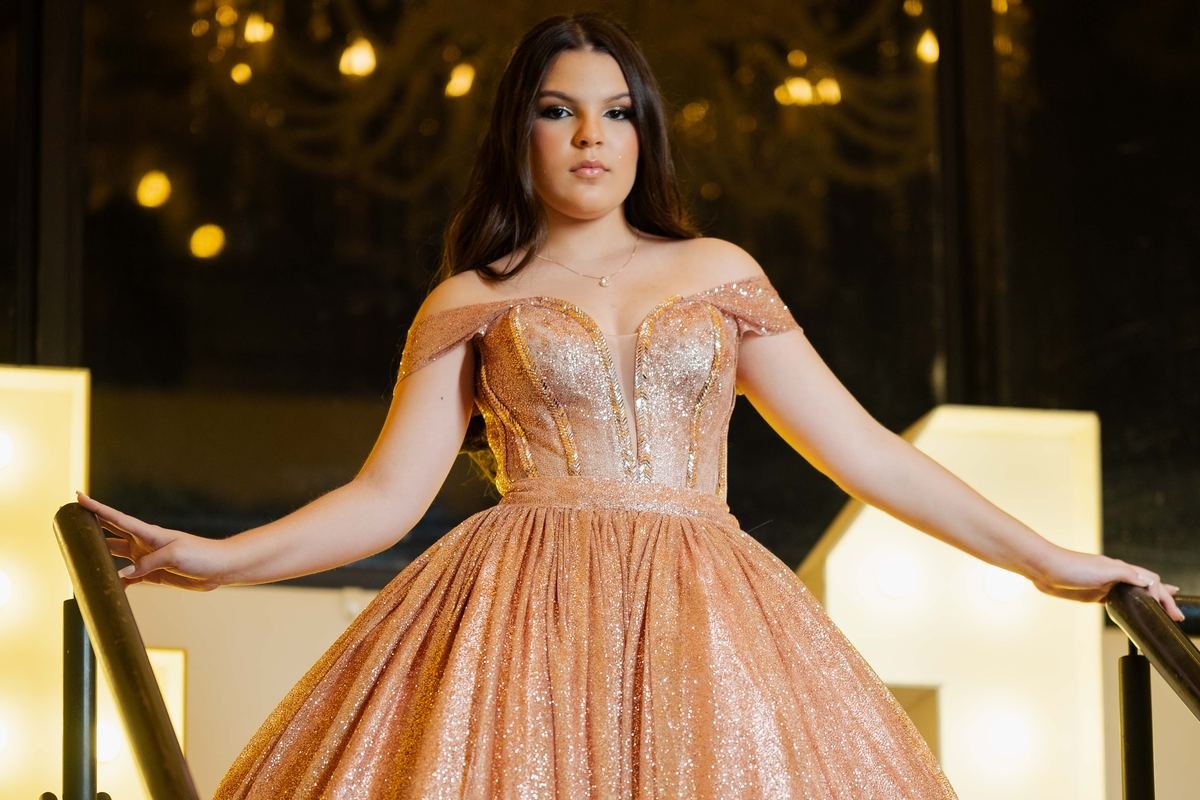 Debutante na escadaria do Buffet Masterday sob os lustres