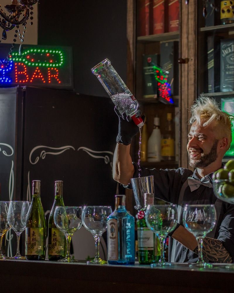 Bartender fazendo malabarismo no bar do Buffet Masterday
