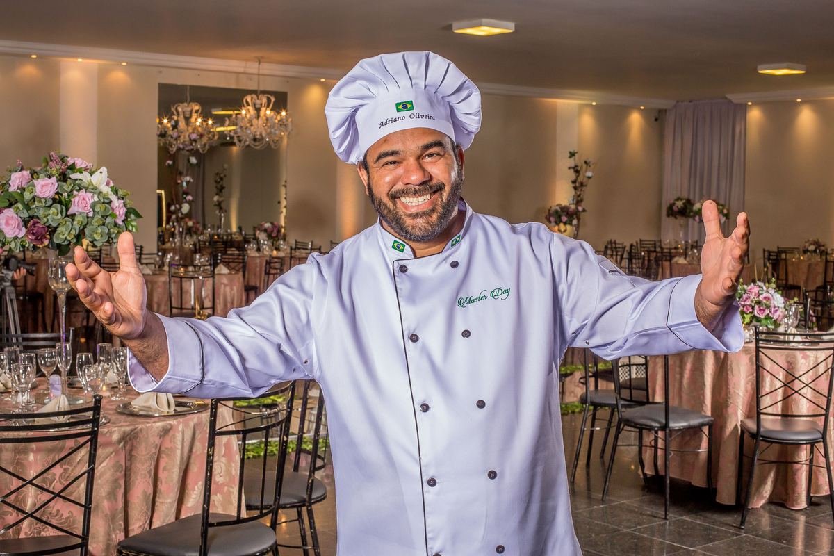 Chef do Buffet Masterday no salão montado para casamento