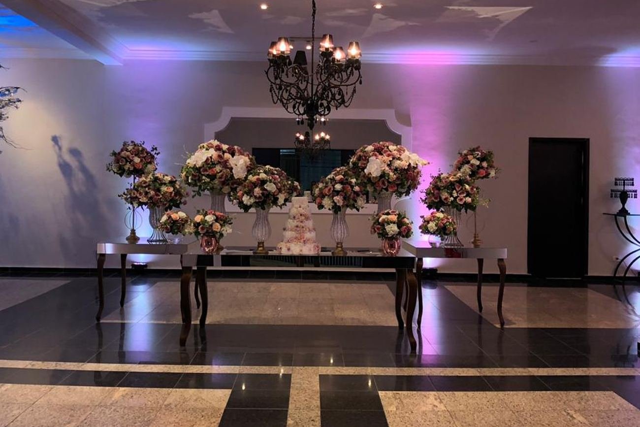 Parede da mesa dos noivos no Buffet Masterday sem decoração