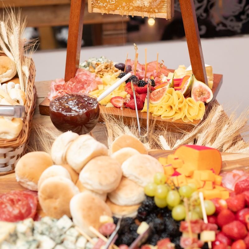 Tábua de frios e pães servida no Buffet Masterday
