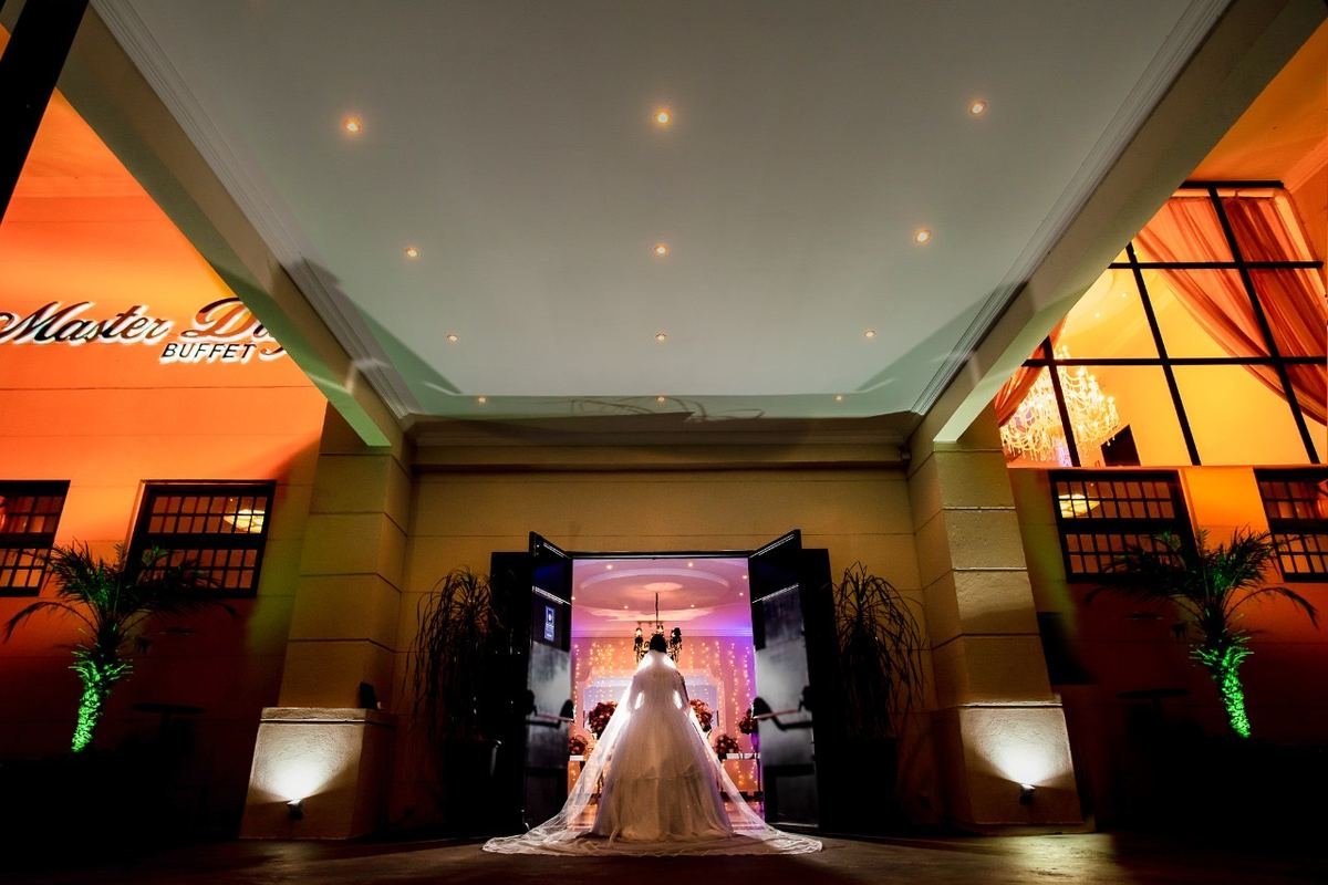 Entrada do Buffet Masterday com o letreiro iluminado, em São Caetano do Sul