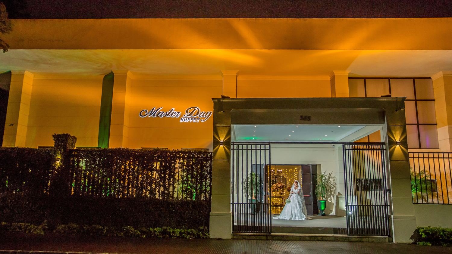 Fachada do espaço para casamento à noite