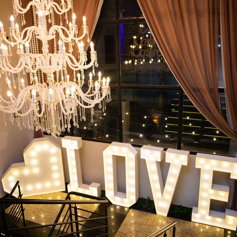 Letreiro LOVE iluminado no espaço de eventos