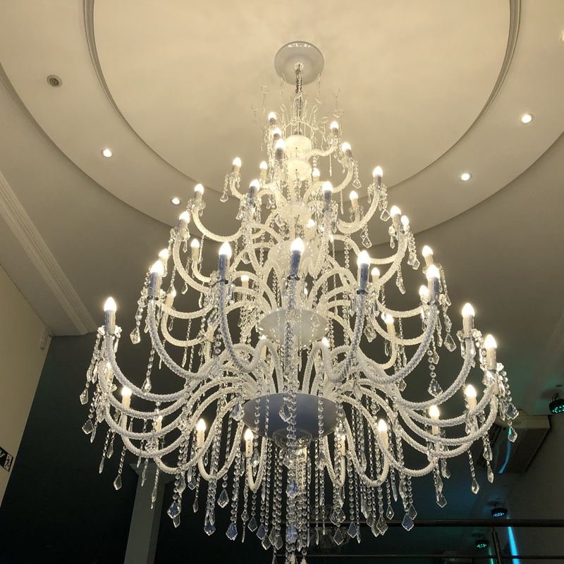 Detalhe do lustre de cristal do Buffet Masterday