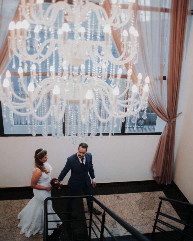 Lustre de cristal sobre a escadaria do Buffet Masterday