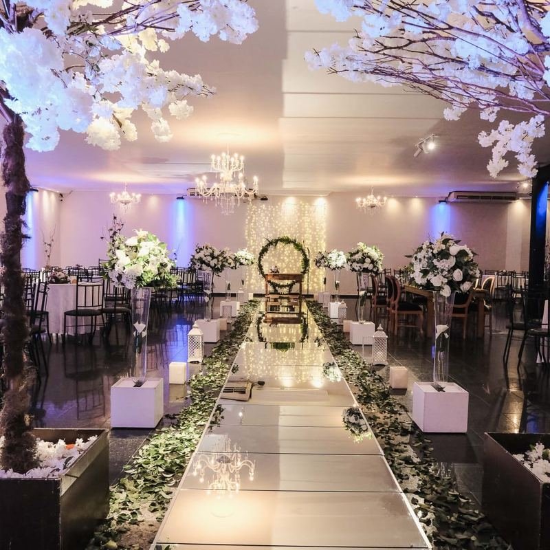 Passarela da cerimônia decorada com flores no Buffet Masterday