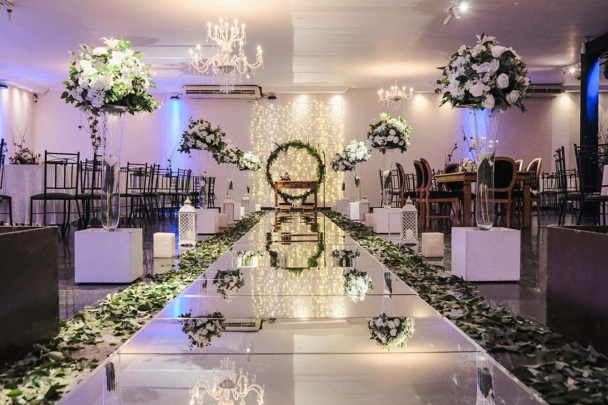 Salão do Buffet Masterday montado para a cerimônia, com mesas postas e altar